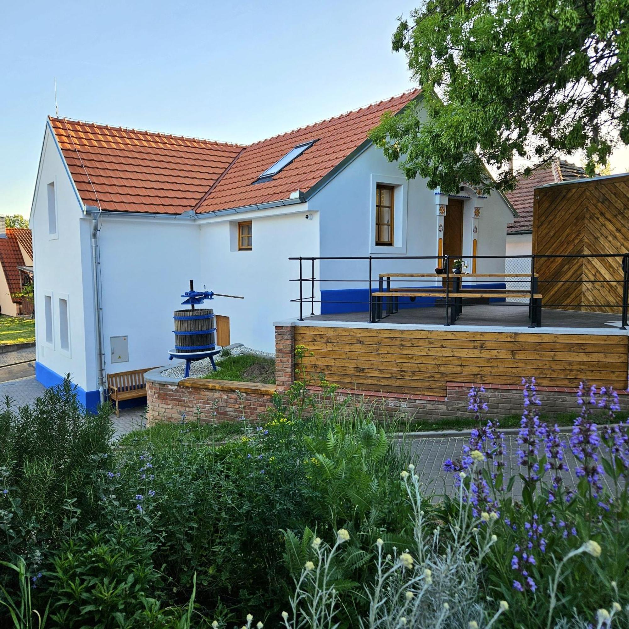 Pod Vinohradem - Apartmany & Vinne Sklepy Mutěnice Exterior foto