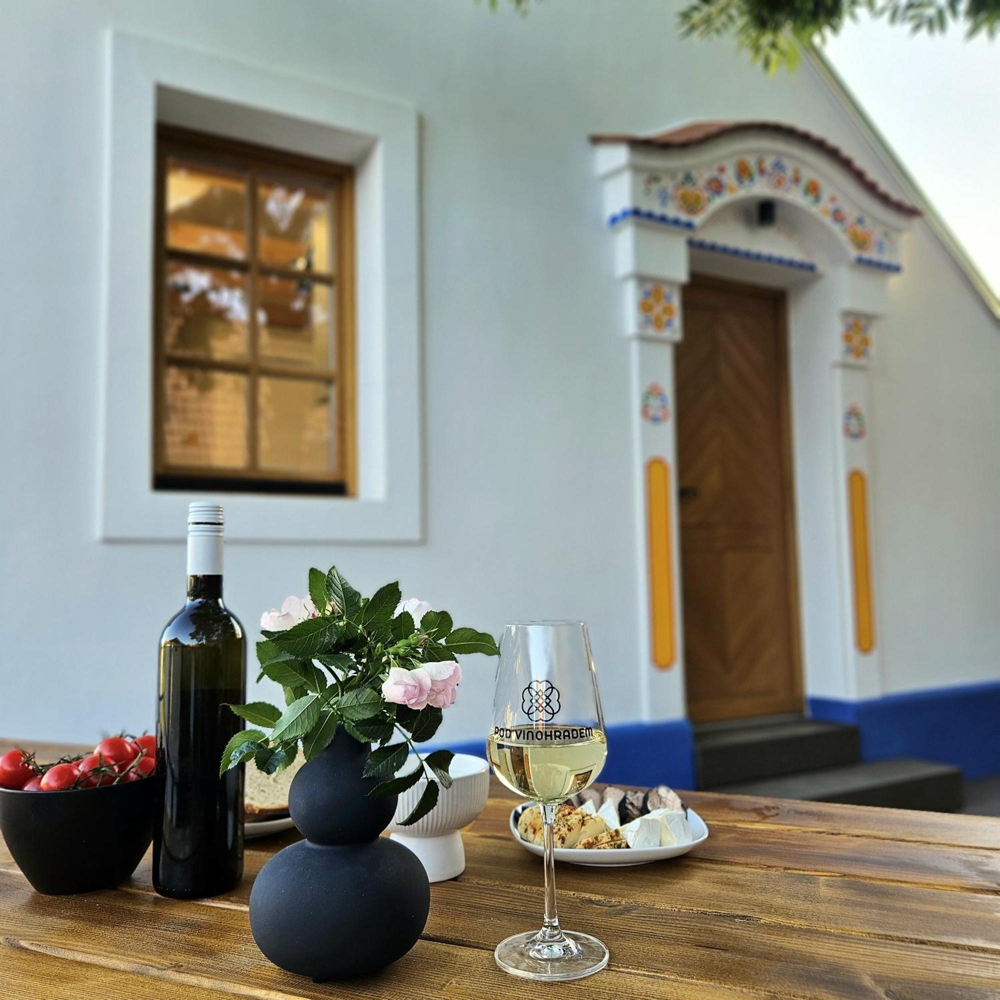 Pod Vinohradem - Apartmany & Vinne Sklepy Mutěnice Exterior foto
